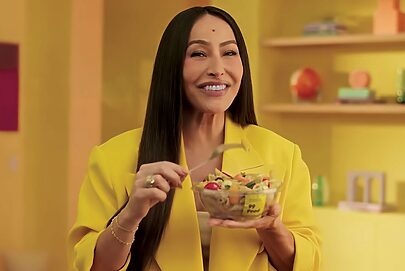 Sabrina Sato quebra “hipnose” e divulga descontos da 99Food