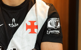 Guaraná volta a patrocinar o time profissional feminino do clube, com sua logomarca estampada nas mangas do uniforme (Crédito: Divulgação)