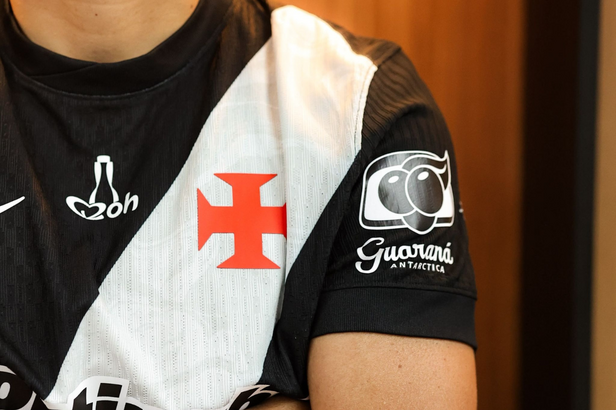 Guaraná volta a patrocinar o time profissional feminino do clube, com sua logomarca estampada nas mangas do uniforme (Crédito: Divulgação)