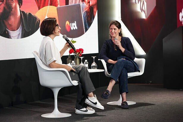 Maria Prata, colunista do UOL, e Lucia Albuquerque, diretora de marketing da Reckitt, durante painel no Maximidia 2026 (Créditos: Edu Lopes/Máquina da Foto)