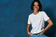 Básica e reformulada: Hering relança Camiseta Brasil