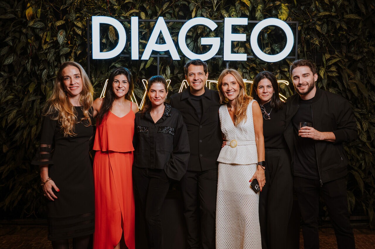 Guilherme Martins, Lindsay Stefani e os heads de Marketing da Diageo: Renata Ferraz, Paloma di Santo, Adriana Nogueira, Vanessa Kalache e Gabriel Garcia.