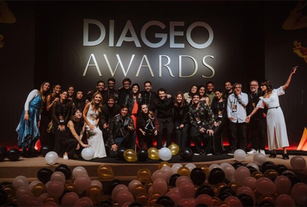 Paula Lindenberg, Guilherme Martins e Lindsay Stefani entregam o Grand Prix ao time interno e às agências AlmapBBDO e PROS pelo case “Na Mão do Rolê”, de White Horse.