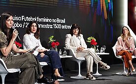 Flávia Toledo, da Globo, Gal Barradas, da Fifa e Lillian Dakessian, da Amazon, falam sobre as expectativas para a Copa do Mundo feminina (Crédito: Máquina da Foto)