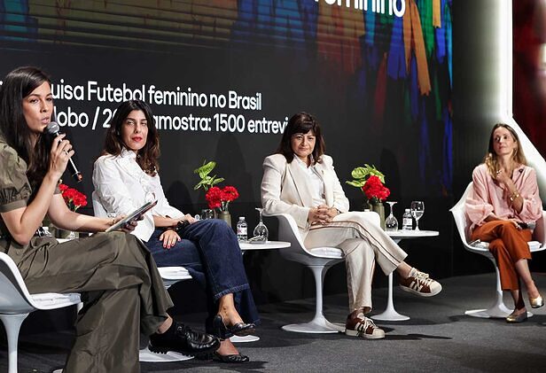 Flávia Toledo, da Globo, Gal Barradas, da Fifa e Lillian Dakessian, da Amazon, falam sobre as expectativas para a Copa do Mundo feminina (Crédito: Máquina da Foto)