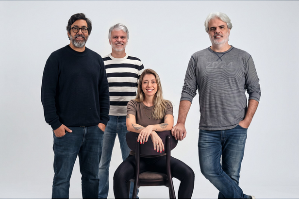 Da esquerda para direita: André Magri, sócio da Volken, Claudio Cinelli, COO do Grupo PAPAKI, Talita Antunes, sócia da Volken e Mário Peixoto, sócio do Grupo PAPAKI (Crédito: Divulgação)