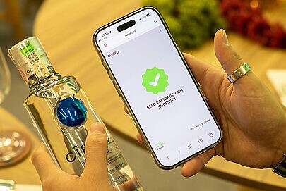 Selo Drink Seguro Diageo valida a garrafa em segundos