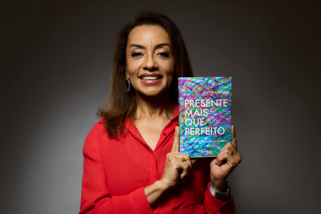 Regina Augusto lança livro sobre comunicação, mercado e poder