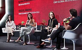 Raquel Ribeiro, head de marketing da Coca-Cola; Maria Fernanda Albuquerque, VP global de marketing da Havaianas; e Lucia Bittar, diretora de marketing da Samsung, no Maximídia 2026 (Crédito: Máquina da Foto)