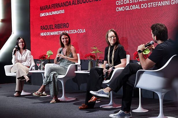 Raquel Ribeiro, head de marketing da Coca-Cola; Maria Fernanda Albuquerque, VP global de marketing da Havaianas; e Lucia Bittar, diretora de marketing da Samsung, no Maximídia 2026 (Crédito: Máquina da Foto)