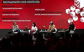Renata Gomide, vice-presidente de marketing do Grupo Boticário; Juliana Cury, CMO do Itaú Unibanco; e Dani Waks, vice-presidente de marketing da Ambev, no Maximídia 2026 (Crédito: Máquina da Foto)
