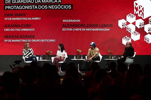 Renata Gomide, vice-presidente de marketing do Grupo Boticário; Juliana Cury, CMO do Itaú Unibanco; e Dani Waks, vice-presidente de marketing da Ambev, no Maximídia 2026 (Crédito: Máquina da Foto)