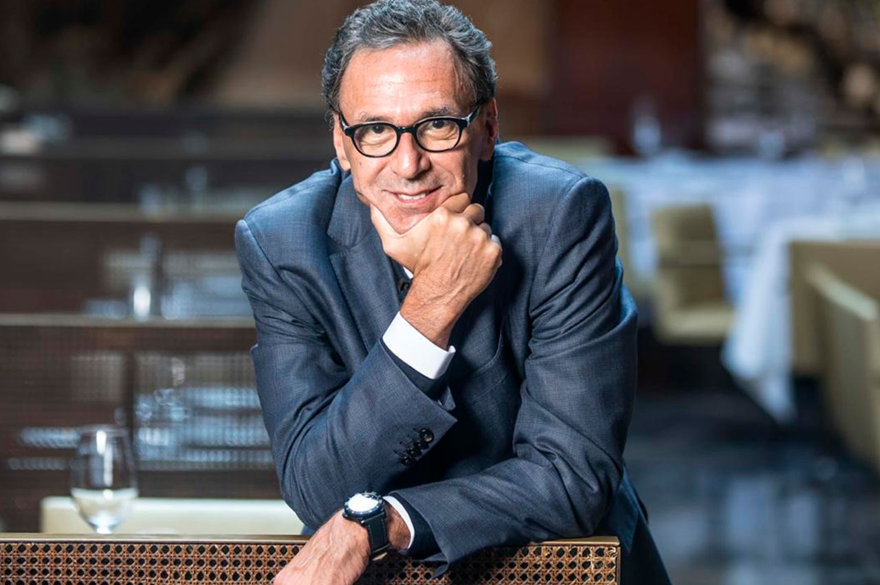 Erh Ray recebe Gero Fasano no palco do evento