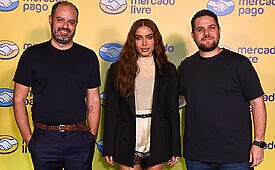 Iuri Maia, diretor de estratégias de marca do Mercado Livre, Anitta e Felipe Castaño, diretor de growth & marketing do Mercado Pago (Créditos: Divulgação)