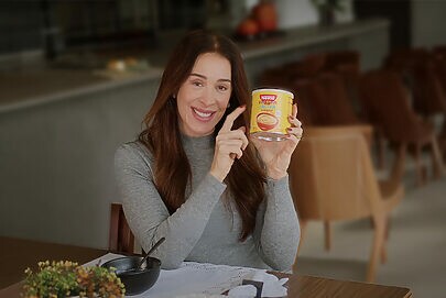 Com Claudia Raia, Nestlé aproveita o hype de Farinha Láctea