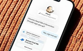 Diálogo em smartphone: IA sugere inscrição em corrida 10K; usuário aceita; formulário é exibido.