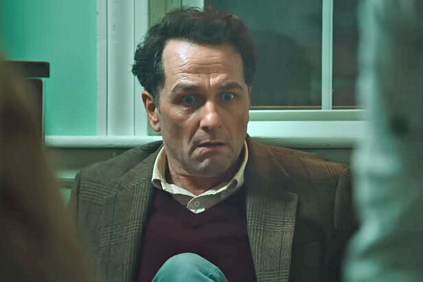 Matthew Rhys venceu o Emmy de Melhor Ator em Série de Comédia por O Segredo de Widow's Bay (Widow's Bay), em 2026 (Crédito: Reprodução/YouTube)