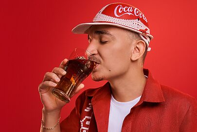 Coca-Cola reforça embalagens retornáveis com João Gomes