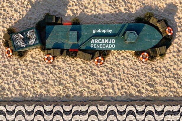 Submarino cenográfico utilizado nas gravações da quinta temporada de Arcanjo Renegado ficará exposto na praia de Copacabana (Crédito: Divulgação)