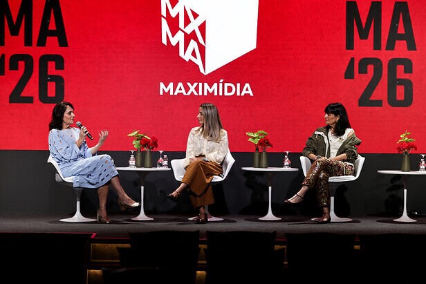 Tatiana Ponce, CMO e vice-presidente de Pesquisa & Desenvolvimento da Natura e da Avon; Sabrina Romero, diretora de marca e comunicação da Vivo; e Ana Verroni, CMO da 99, no Maximídia 2026 (Crédito: Máquina da Foto)