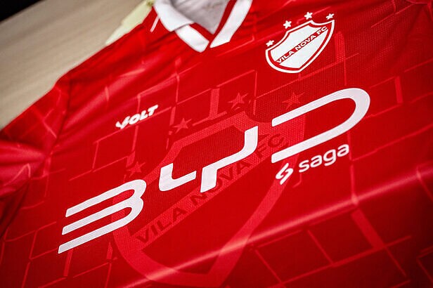 BYD passa a estampar a região principal da camisa do Vila Nova após saída da Bet da Sorte (Créditos: Reprodução/Instagram)