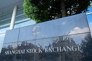 Principal índice da Bolsa de Valores de Xangai caiu 40% em quatro meses (Crédito: Tada Images/Stockadobecom)