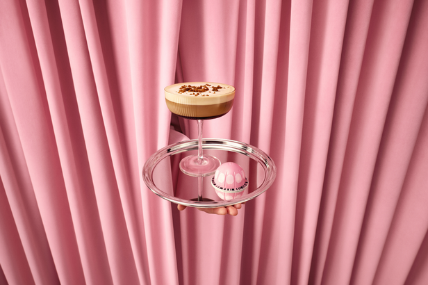 Os cafés Festive Crystal Spark Espresso e Double Espresso integram a coleção Nespresso x Swarovski (Crédito: Divulgação)