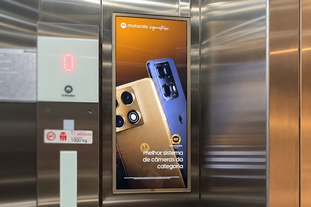 Publicidade Motorola Edge com dois smartphones em tela digital dentro de elevador de aço inox.