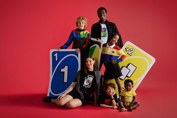 Moda infantil e peças combinadas resgatam o clássico jogo de cartas para reduzir o tempo de tela (Crédito: Divulgação)
