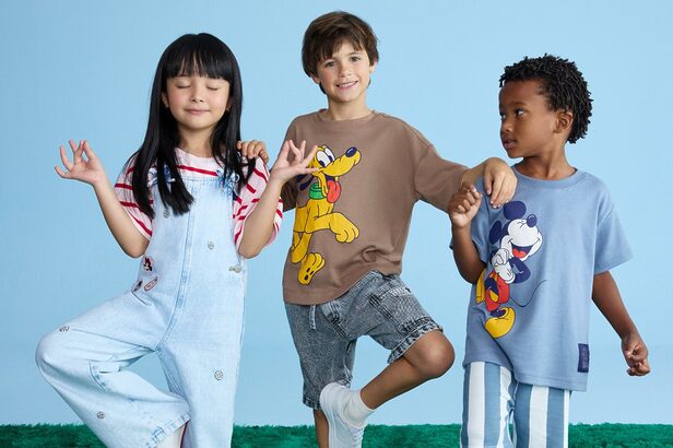 Cápsula especial traz estampa do Mickey e cores vibrantes em curadoria focada no estilo de vida familia (Crédito: Divulgação)