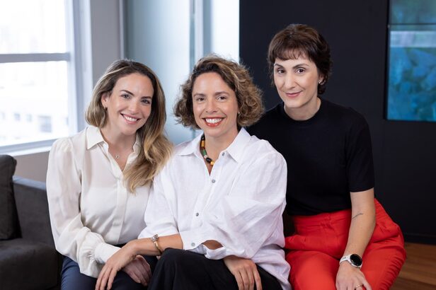 Da esquerda para a direita: Michelle Shayo, assumindo como Vice-Presidente Executiva de Corporate Affairs; Natalia Martinez, assumindo como General Manager; e Camila Anauate, assumindo como Vice-Presidente de Client Experience & Growth da Edelman (Crédito: Divulgação)