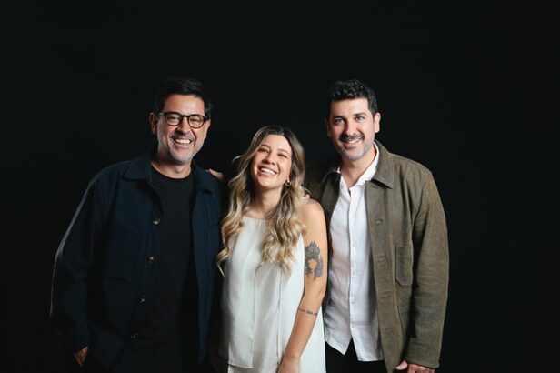 Gabi Marcatto com os CCOs da Lola, Murilo Melo (à esq.) e Pedro Araújo (Crédito: Divulgação)