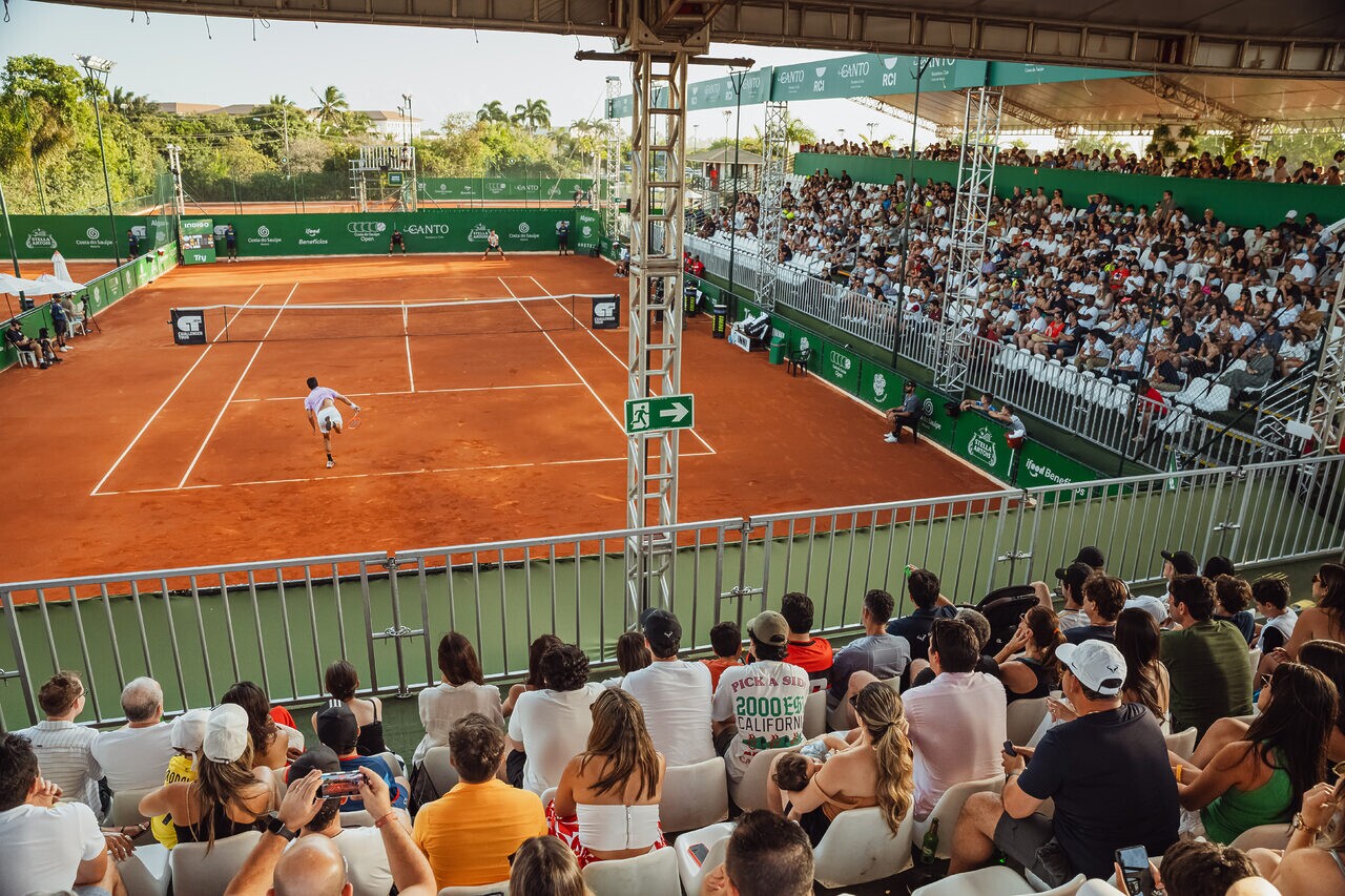 Costa do Sauípe Open transforma a experiência do tênis em parte da vivência do destino, reunindo competição, hospedagem, lazer e entretenimento em um mesmo ambiente.
