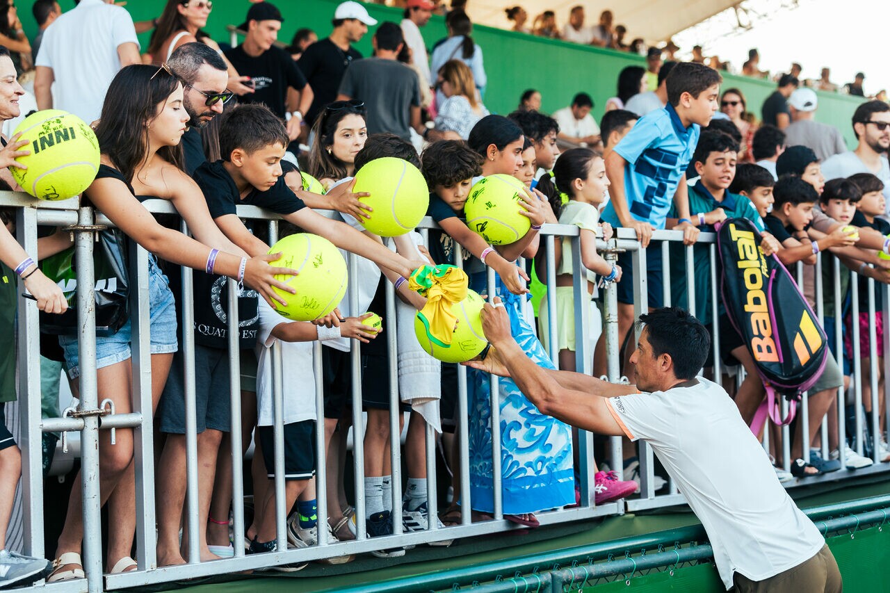 Em ação da INNI, o público pôde levar uma lembrança especial do torneio, com autógrafos em bolas de tênis que reforçaram a conexão entre fãs e ídolos dentro da experiência do torneio