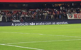 Bets exibiram mensagem em partida de São Paulo e Santos, pelo Brasileirão, na sexta-feira, 2 (Crédito: Divulgação)