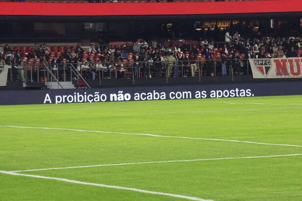 Bets exibiram mensagem em partida de São Paulo e Santos, pelo Brasileirão, na sexta-feira, 2 (Crédito: Divulgação)