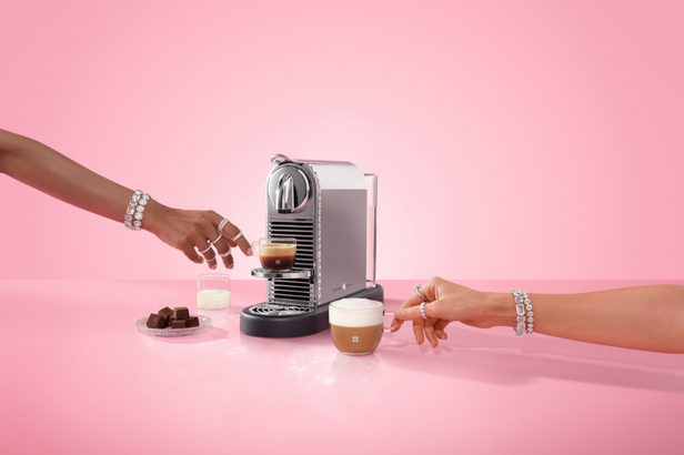 Parceria para o fim de ano combina café, design e cristais em produtos de edição limitada (Crédito: Divulgação)