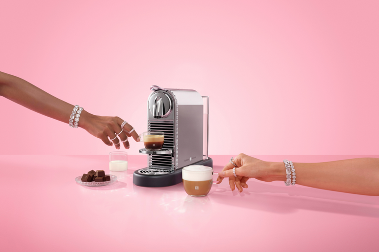 Parceria para o fim de ano combina café, design e cristais em produtos de edição limitada (Crédito: Divulgação)