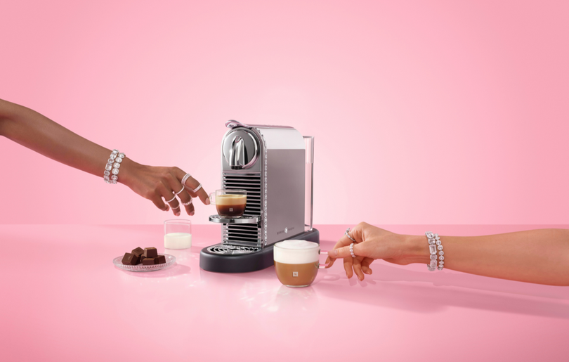 Parceria para o fim de ano combina café, design e cristais em produtos de edição limitada (Crédito: Divulgação)
