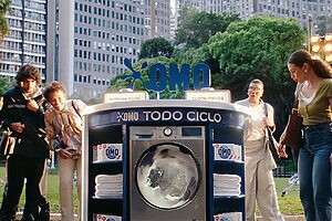 OMO convida consumidores a responder sobre suas preferências na hora da limpeza (Crédito: Reprodução/ YouTube)