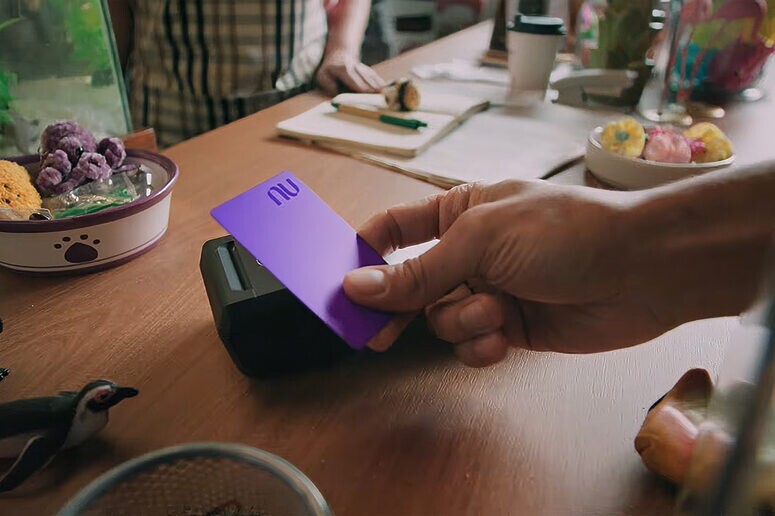 Em nova campanha para o NuCoin, Nubank lança filme focado no boca a boca e na fofoca entre amigos (Crédito: Reprodução/YouTube)