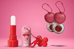 Gloss infantil inspirado em Toy Story, do Grupo Boticário, e blush da marca Quem Disse, Berenice?, com charms que conectam beleza e personalização (Créditos: Divulgação)