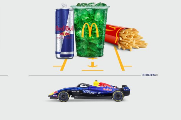 Miniatura de carro F1 Red Bull Racing com itens de lanche McDonald's e bebida Red Bull.