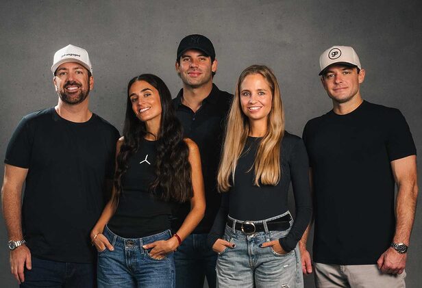 Alex Dermer, Cam Fordham, Ben Hiott, da Get Engaged, e Marta Nicolás e Patricia Ratia, da Samy, mostram a parceria entre as duas agências (Crédito: Divulgação)