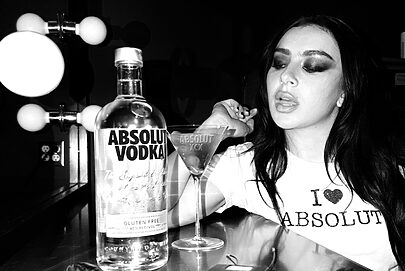 Charli XCX é o novo rosto da Absolut Vodka