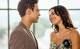 Sérgio Malheiros é Victor e Bruna Marquezine interpreta Bia na série Amor da Minha Vida, da Disney+ (Créditos: Reprodução)