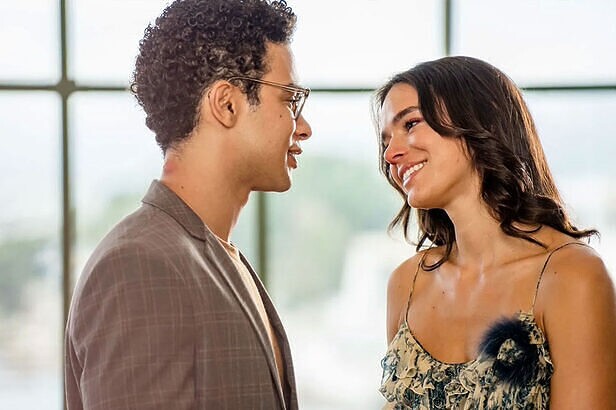 Sérgio Malheiros é Victor e Bruna Marquezine interpreta Bia na série Amor da Minha Vida, da Disney+ (Créditos: Reprodução)
