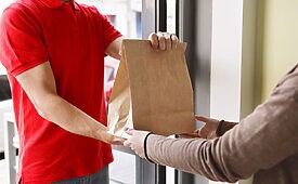 Delivery de comida (crédito: Prostock Studio/AdobeStock)