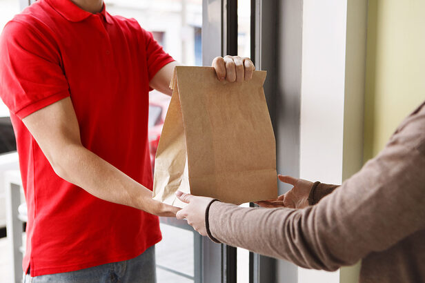 Delivery de comida (crédito: Prostock Studio/AdobeStock)