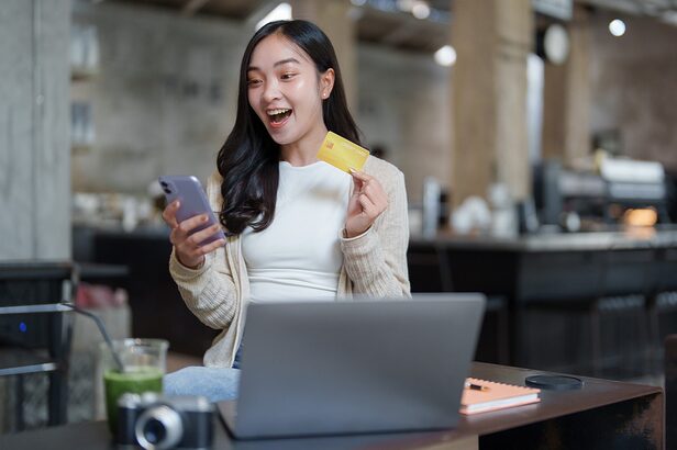 Levantamento da Kidscorp, avalia como adolescentes ampliam sua participação no consumo online, com destaque para compras em jogos e uso de plataformas digitais (Créditos: Phimwilai – stock.adobe.com)